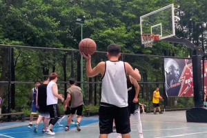 开拓者：你礼貌么？国外球迷让不懂球女友看logo猜球队