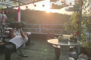 自律战神！刘玉栋：夕阳下 健身达人