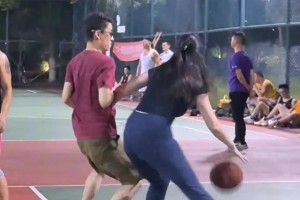 网红野球场肘姐晒打球：谁能阻挡住我进攻呢？