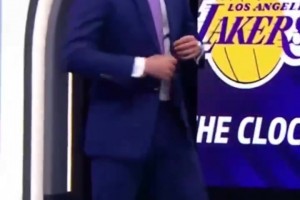 现在AI也太强大了！小哥制作视频“被湖人选中&NBA比赛