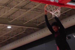 小贾也开始玩空接了！阿门送出妙传，小贾拍马赶到轻松扣篮