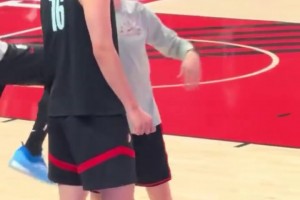 开拓者球迷日，杨瀚森和助教沟通，随后兴奋地开始热身