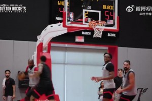 老夫聊发少年狂！杰夫-格林在火箭队内训练中上演左手滑翔劈扣！