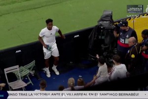 虽然恩德里克机会少，但他还是将自己的球衣送给小球迷