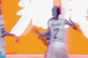 这球被吹进攻犯规！你怎么看？