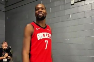 杜兰特在火箭过的第一周，应该相当开心吧！