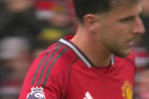 芒特下场后，受到曼联球迷的热烈掌声