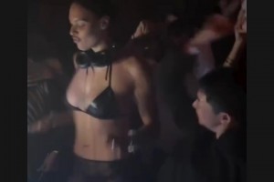 外国人确实开放啊！坎贝奇超性感穿着，在夜店客串DJ