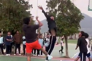 嚯！这大跳投在野球场可真不常见，绝对是大神啊！