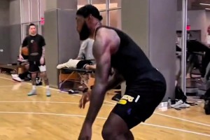 带三队夺冠！杨毅：詹姆斯虽没有一人一城 但他走的是自己的路