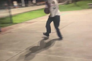 小伙子尝试扣篮重摔在地，希望千万不要有事啊