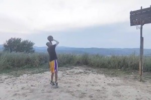 小伙这投篮姿势也太像科比了吧！可以秒杀八成模仿者了！