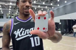 真的有两下子！德罗赞媒体日变魔术大师！怎么坐到的？