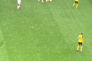 如出一辙小贝林厄姆这踢球风格像极了哥哥啊