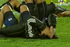 日本惨遭法国绝杀！终场哨声响起时日本球员倒地掩面痛哭