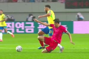 火气大啊！金玟哉凶狠铲球带倒库尼亚染黄，起身后非常不满