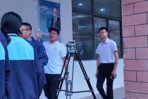 韦世豪去校园参加公益活动，不得不说人家是真的有心