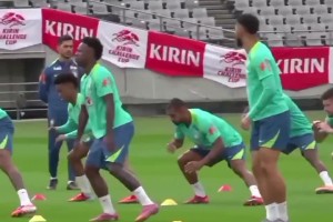 你俩肢体不协调啊！库尼亚和维尼修斯简直是俩活