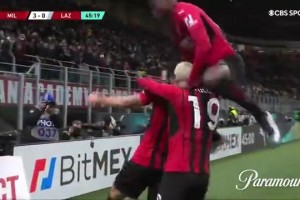 懂事的皇马女友默默换上了巴萨球衣，这才是好情侣