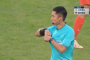 直接脱鞋不踢了！梅州外援怒骂马宁被红牌罚下