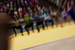 抽象了！一位卖车女主播 通过穿库里球衣奇葩运球吸引流量