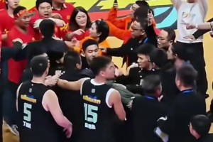 “浙BA”一场比赛后有绍兴球迷冲进场内与丽水队球员发生推搡
